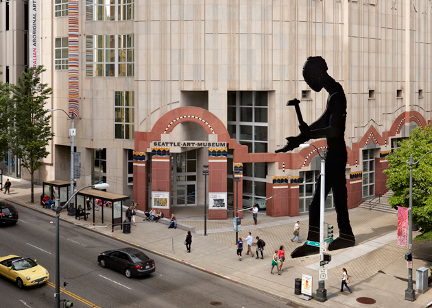 Image of Seattle Art Museum building entrance with Hammering Man Sculpture